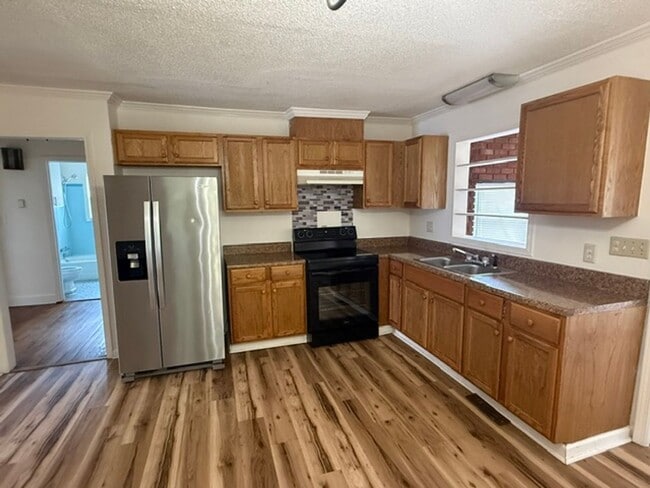 Building Photo - Four bedroom, 2 bath house in Burlington