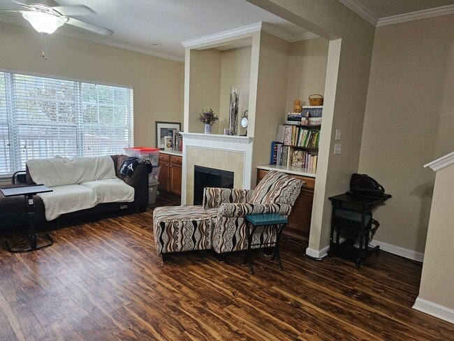 Building Photo - Townhome Off The Parkway With 1 Car Garage