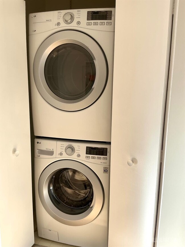 Building Photo - 246 Hyde Park Rd