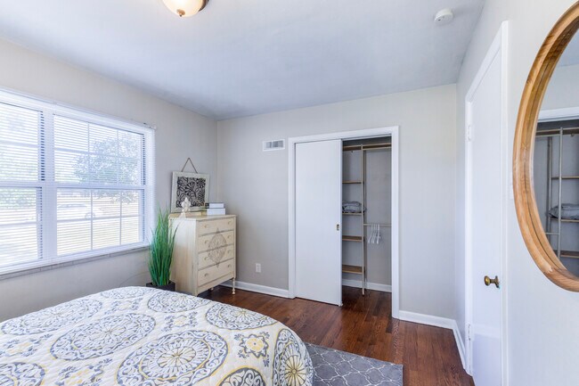Building Photo - 569 Mapleview Dr