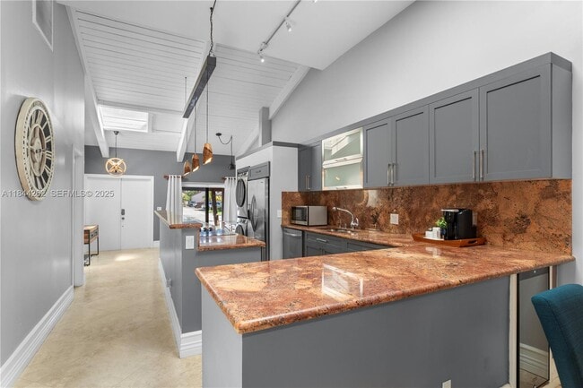 Building Photo - 2665 Parkview Dr S