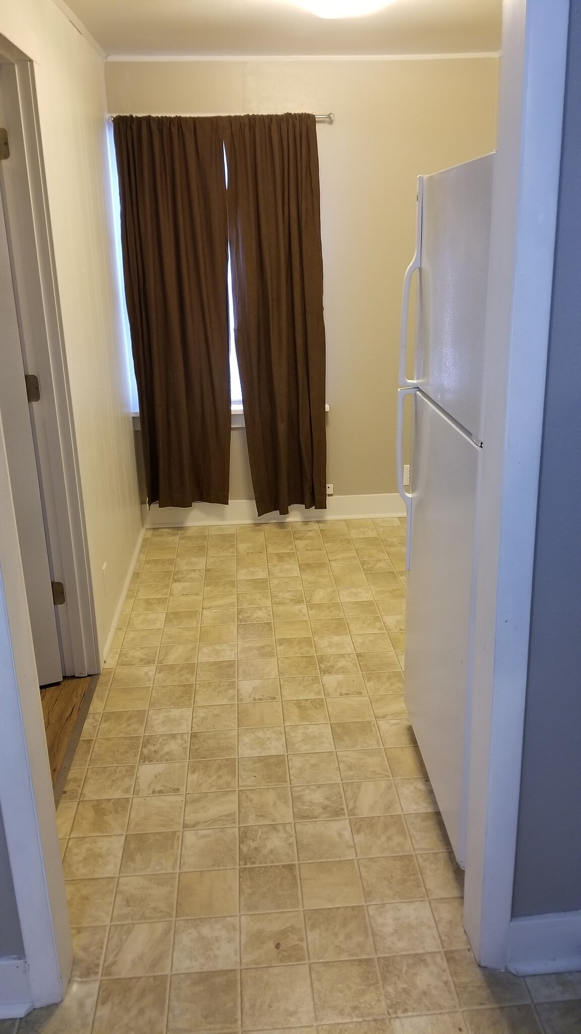 breeze way off kitchen - 705 E 10th St