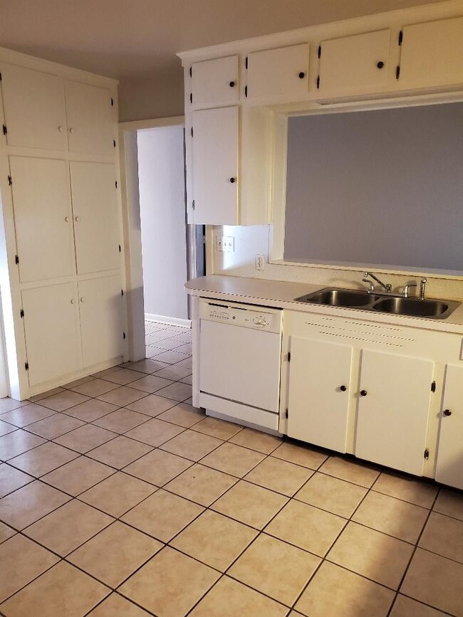 Building Photo - House for Lease -2505 Douglas