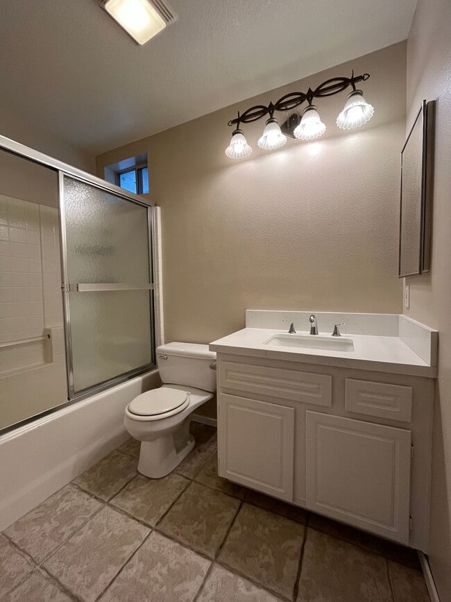 Building Photo - LOVELY 2 STORY DETACHED HOME WITH LARGE LO...