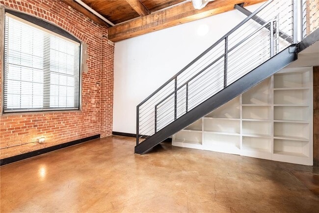 Building Photo - 644 Wells St SW
