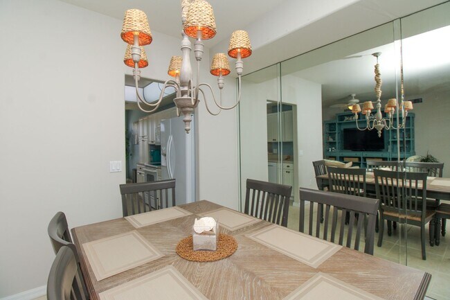 Building Photo - ** SPACIOUS 3 BED/2 BATH COACH HOME WITH T...
