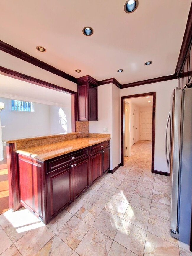 Building Photo - Beautiful 2bd Townhouse With Attached Garage, Private Patio, Pool/Hot Tub, & Clubhouse!