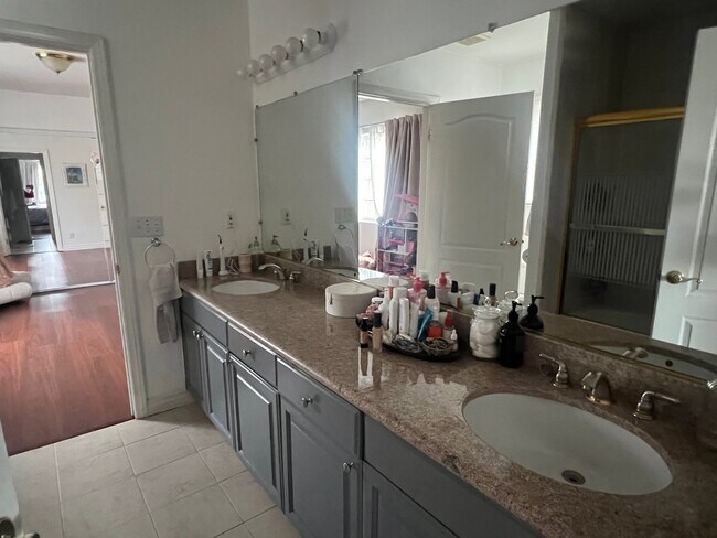 Shared Bath - 4917 Lindley Ave