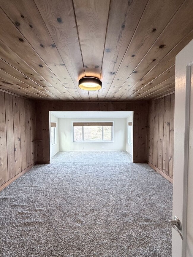 Building Photo - Lake Views • Near Moore Park • 4BD/2BA Home with Garage & Basement-less than 3miles from OIT and ...