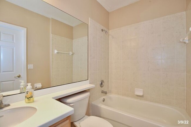 Building Photo - Premier 2/2 Spacious Condo with a Screened...