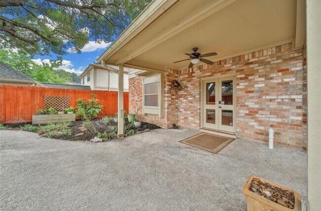 Building Photo - 12922 Lentando Dr