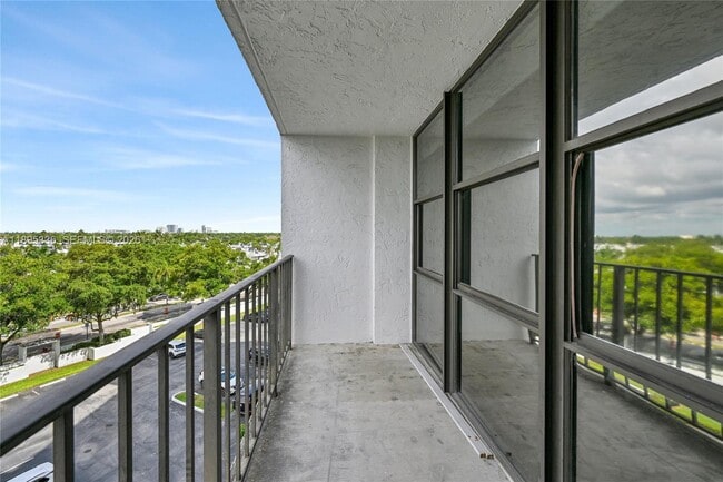 Building Photo - 800 Parkview Dr