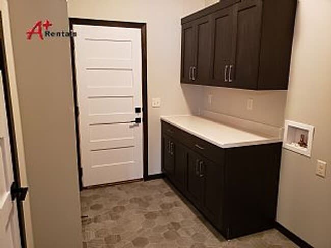 Building Photo - Three bedroom two bathroom Twin home w/ triple garage