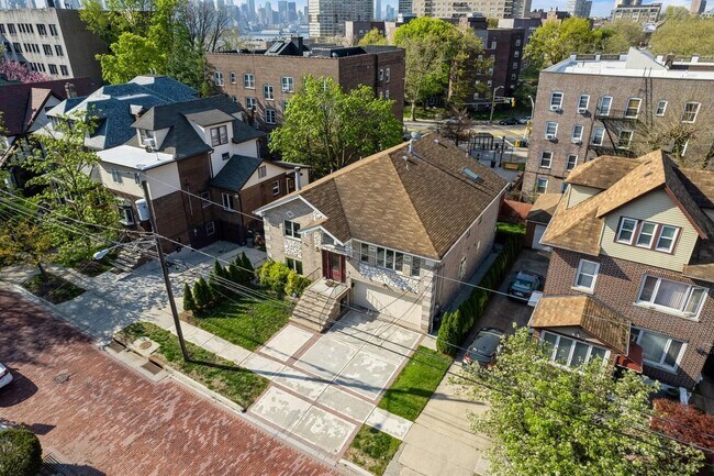 Building Photo - 13 75th St