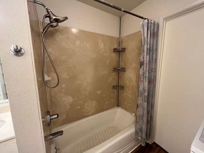 Building Photo - $2800, 2BR/1BA/2PKG, Crosspointe (Aiea/Hon...