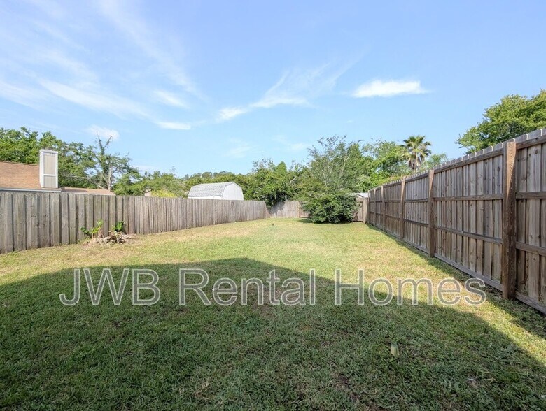 Building Photo - 618 Staffordshire Dr E