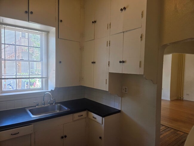 Building Photo - Charming 1-Bedroom Apartment in Denver's Capitol Hill Neighborhood