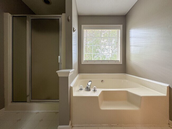 Building Photo - Cute 3 Bed 2.5 Bath Home in Fayetteville with Fenced Yard