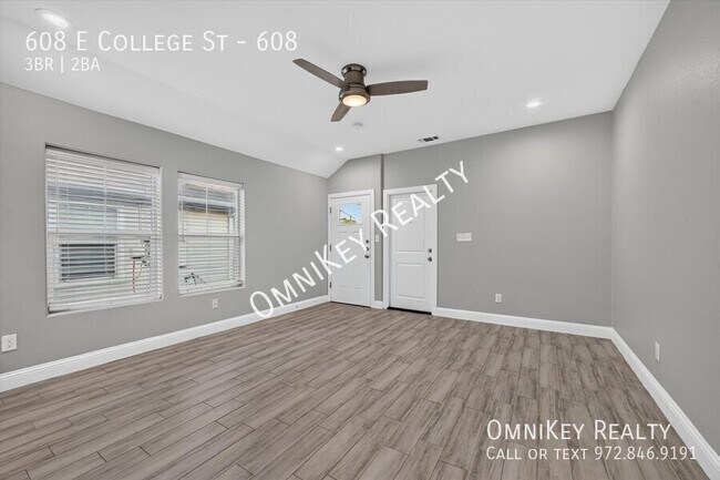Building Photo - 608 E College St
