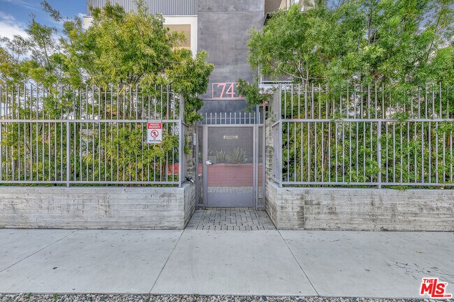 Building Photo - 747 Lillian Way