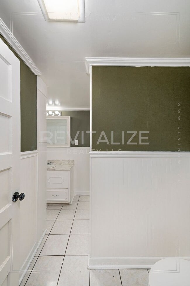 Building Photo - Adorable 3 Bed 2 Bath Cottage with Double ...