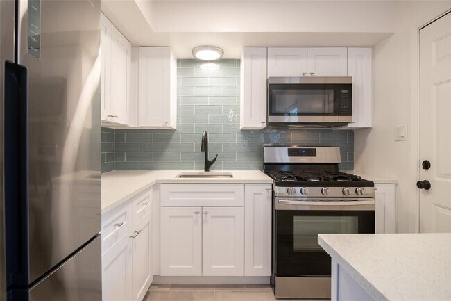 Building Photo - 806 E 13th St