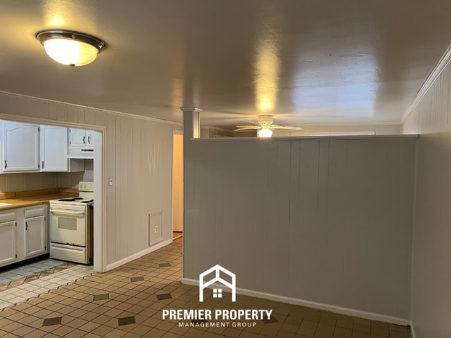 Building Photo - Cozy 1BR Apartment Near Downtown Huntsville w/ Bright Windows & Yard Access