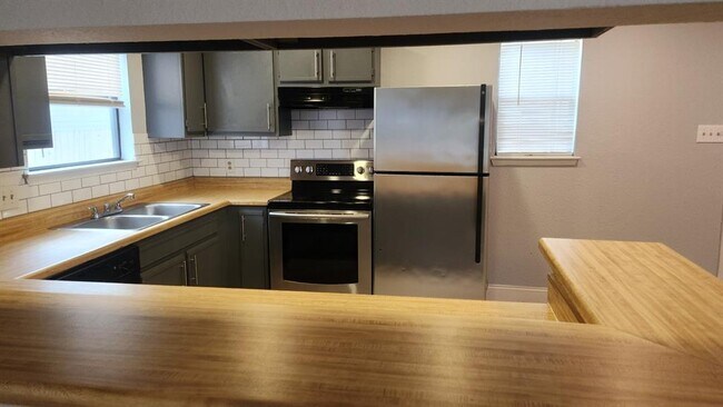 Building Photo - 2807 W Slaughter Ln