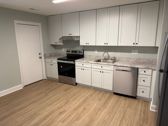 Building Photo - Beautifully Renovated 2 Bedroom Home!