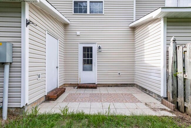 Building Photo - 402 Meadowbrook Ln