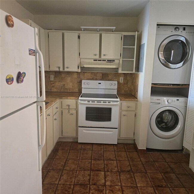 Building Photo - 1800 W 54th St
