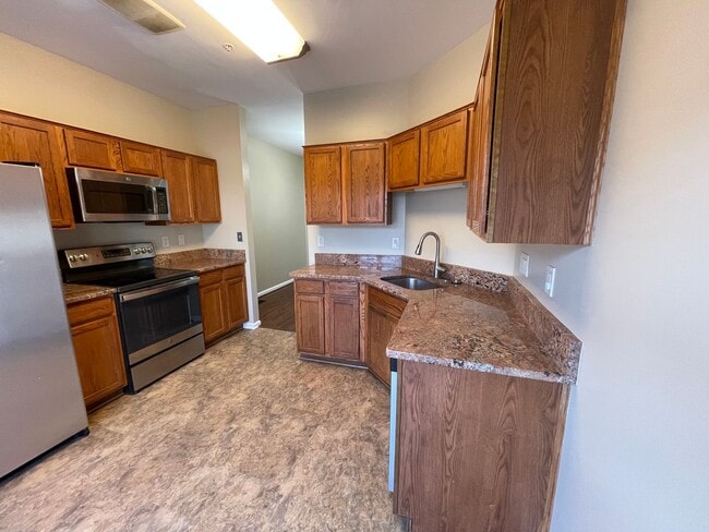 Building Photo - Beautiful 3 Bed 2.5 Bath Interior Townhome...