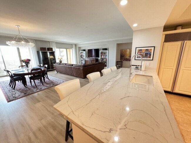 Building Photo - Seasonal/short term 3/2 renovated Ritz Carlton beauty with long water views