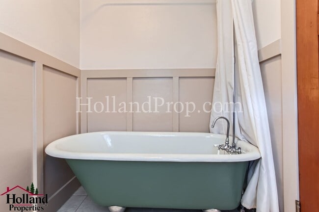 Building Photo - Charming Hillsboro Retreat: Cozy Single-Level Home with Greenhouse & Kids' Clubhouse!