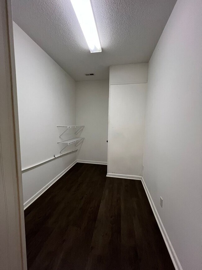 Building Photo - 253 Riverrun Dr