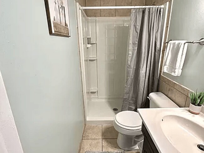 Building Photo - Spacious 4-Bed Westside Home