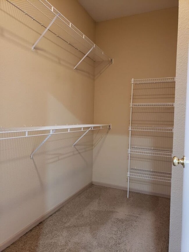 Building Photo - Beautiful Gardner Townhome-Available in MAY!!