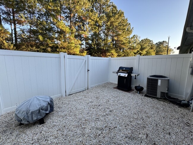 Building Photo - 5006 Banister Loop