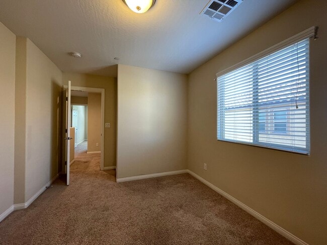 Building Photo - 4 BED 2.5 BATH 2 CAR GARAGE SINGLE FAMILY ...