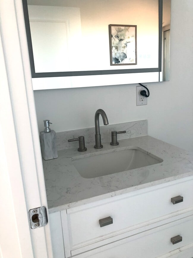 Building Photo - 470 Shasta Pl