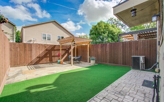 Building Photo - 1034 Dunbar St