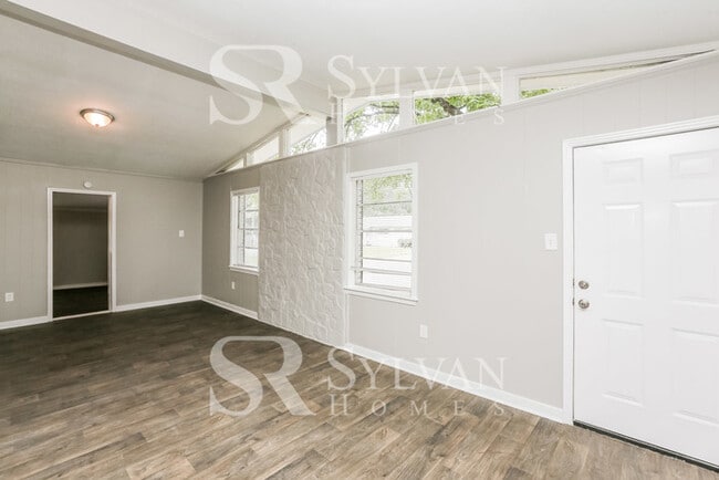 Building Photo - Spacious one-level living