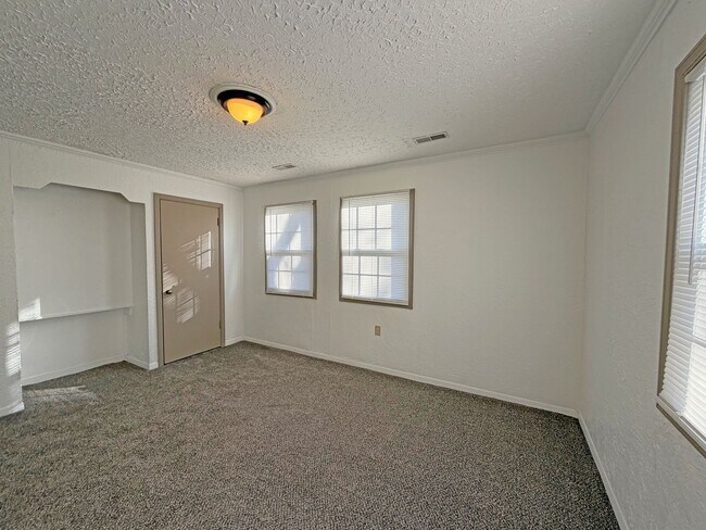 Building Photo - Gorgeous Well Kept Home Near Mercy & Bass Pro!