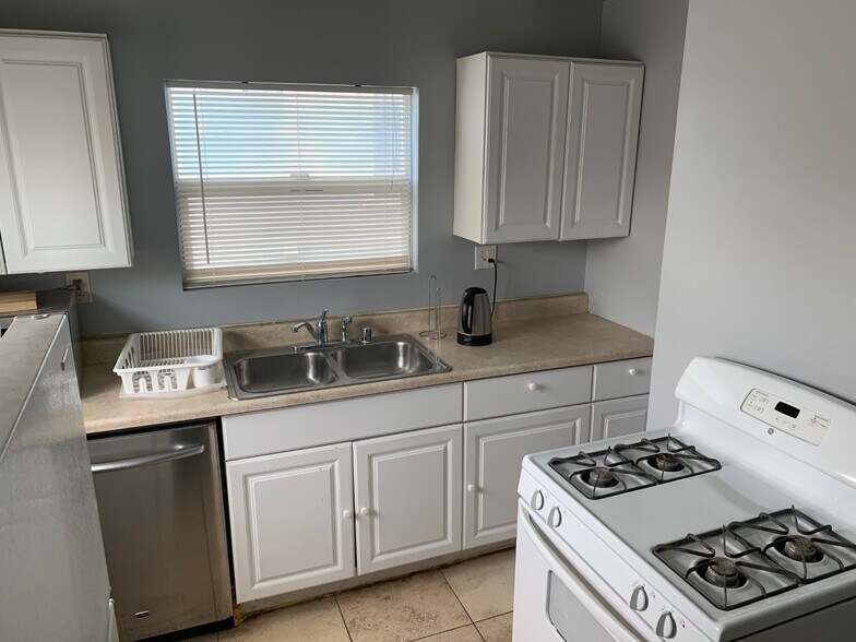 Kitchen - 1402 W Olympic Blvd
