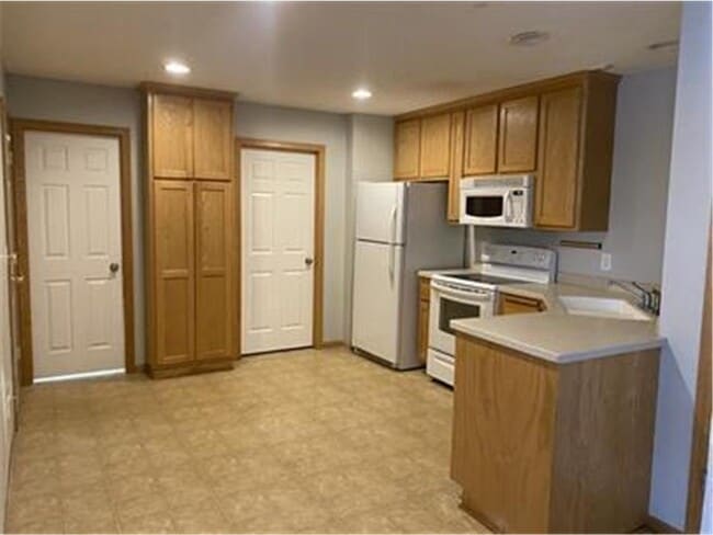 Building Photo - 860 Independence Dr