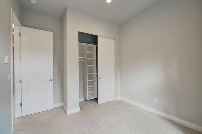 Building Photo - 4Bd/3Ba Bellevue Townhouse