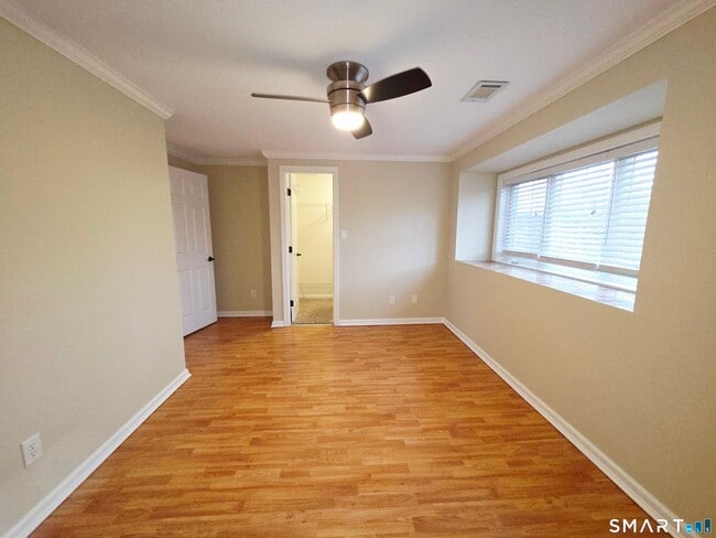 Building Photo - 12 W Meadow Ln