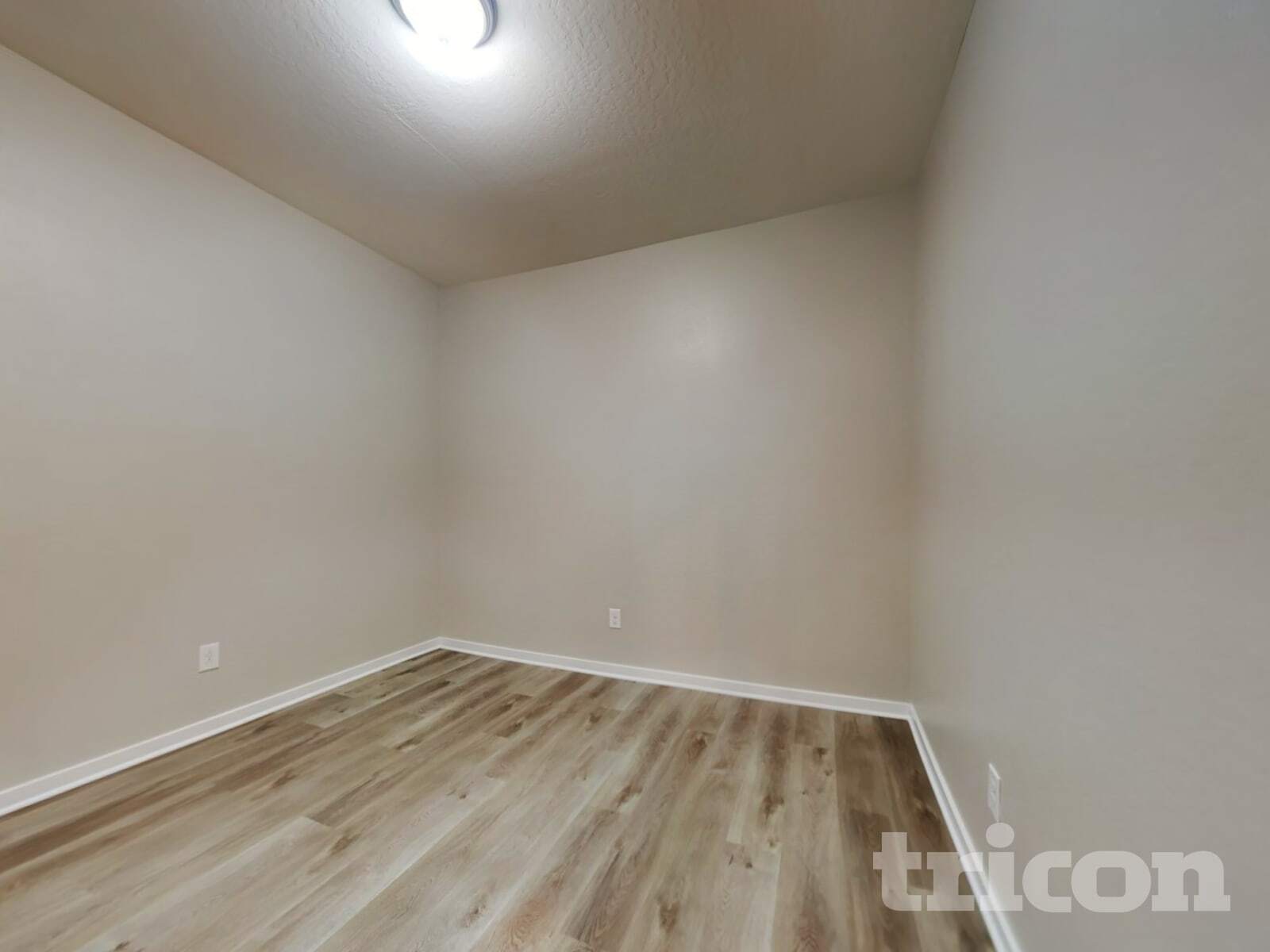 Building Photo - 14366 W Pershing St