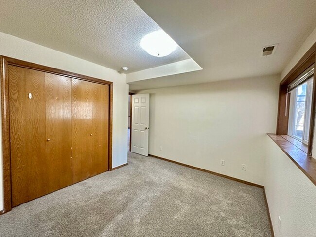 Building Photo - 522 W Summit Ave