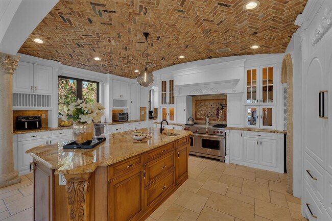 Building Photo - 1011 Rhodes Villa Ave